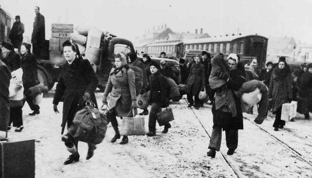 Tyske flygtninge ankommer til Silkeborg med tog. (Foto: Silkeborg Bunker Museum)